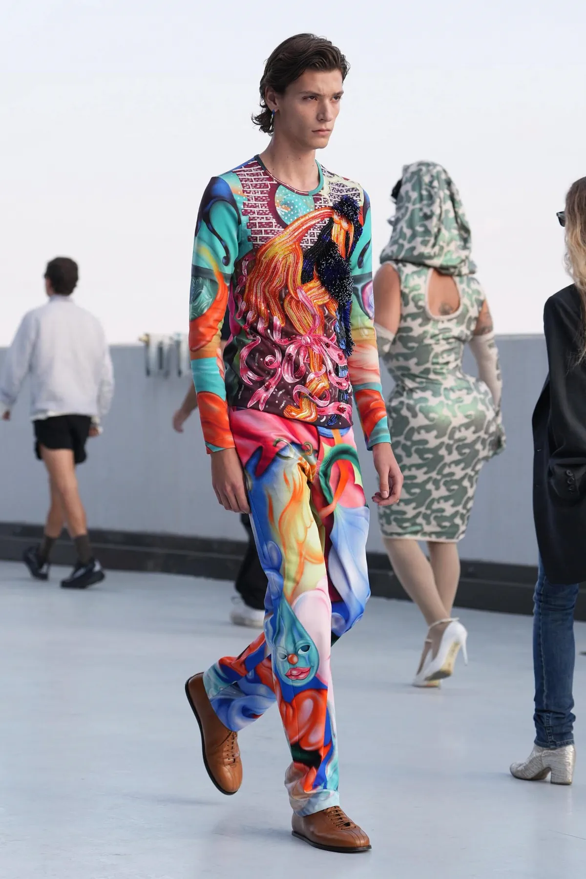 Sur le toit d'un parking milanais, la collection Moschino Printemps 2027 réconcilie l'homme avec la rue