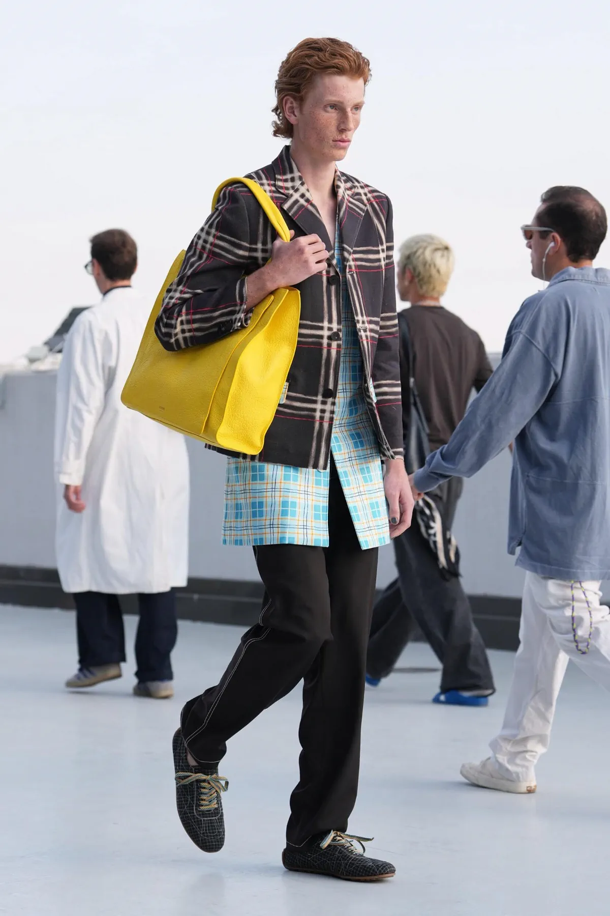 Sur le toit d'un parking milanais, la collection Moschino Printemps 2027 réconcilie l'homme avec la rue