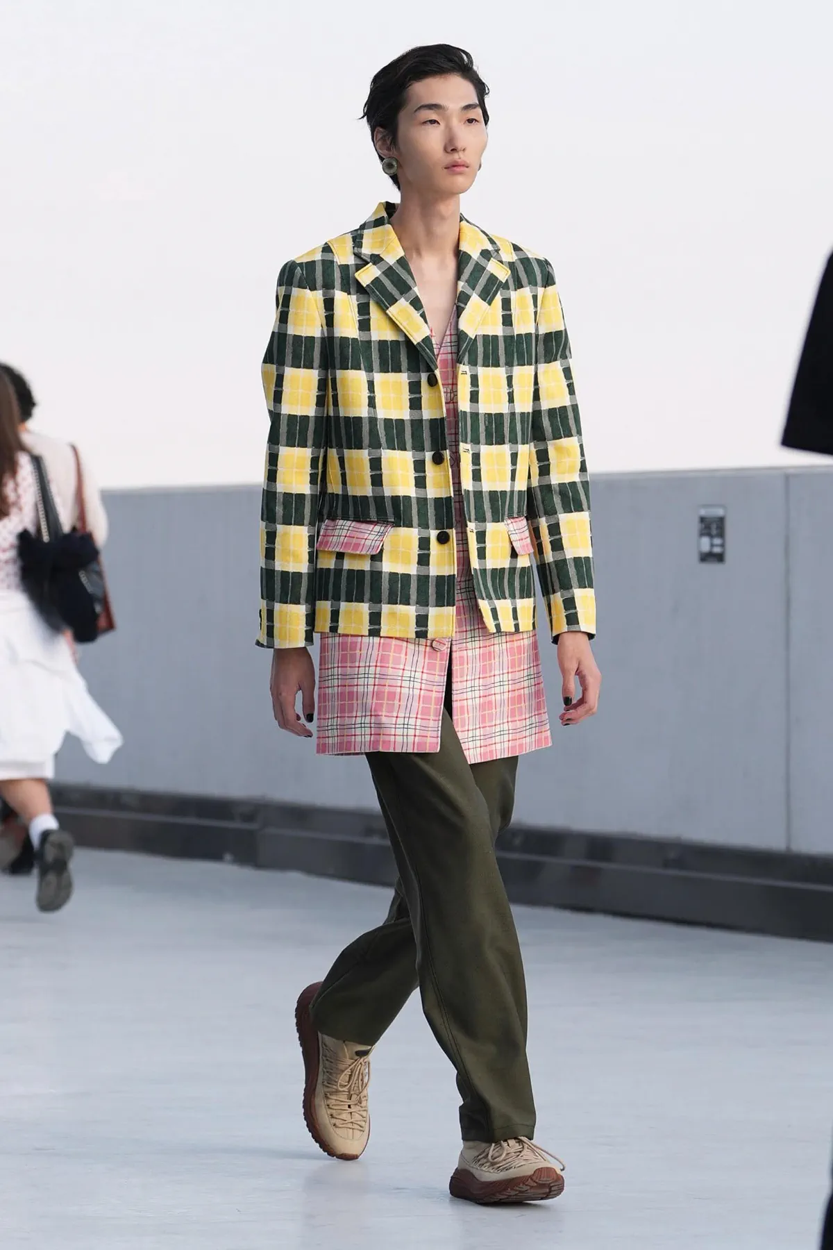 Sur le toit d'un parking milanais, la collection Moschino Printemps 2027 réconcilie l'homme avec la rue