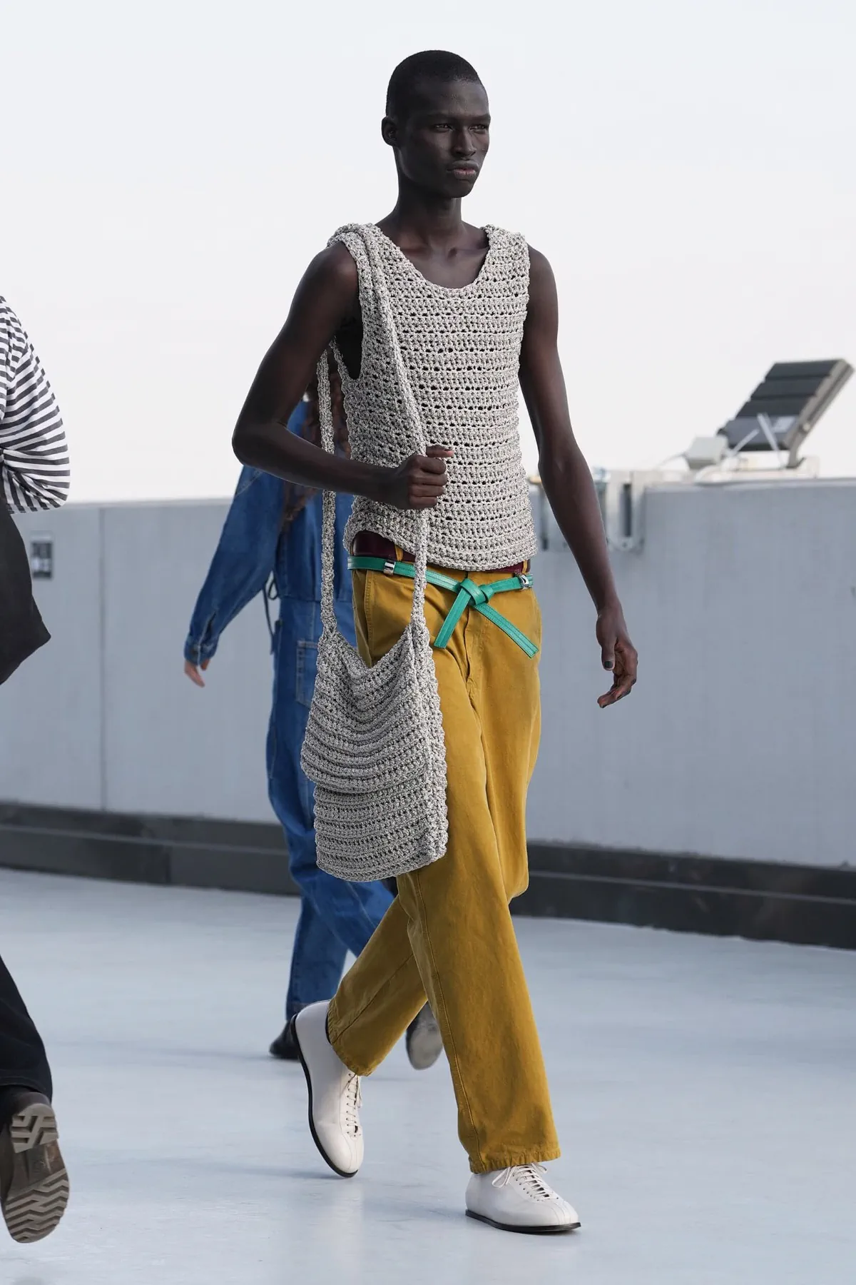 Sur le toit d'un parking milanais, la collection Moschino Printemps 2027 réconcilie l'homme avec la rue
