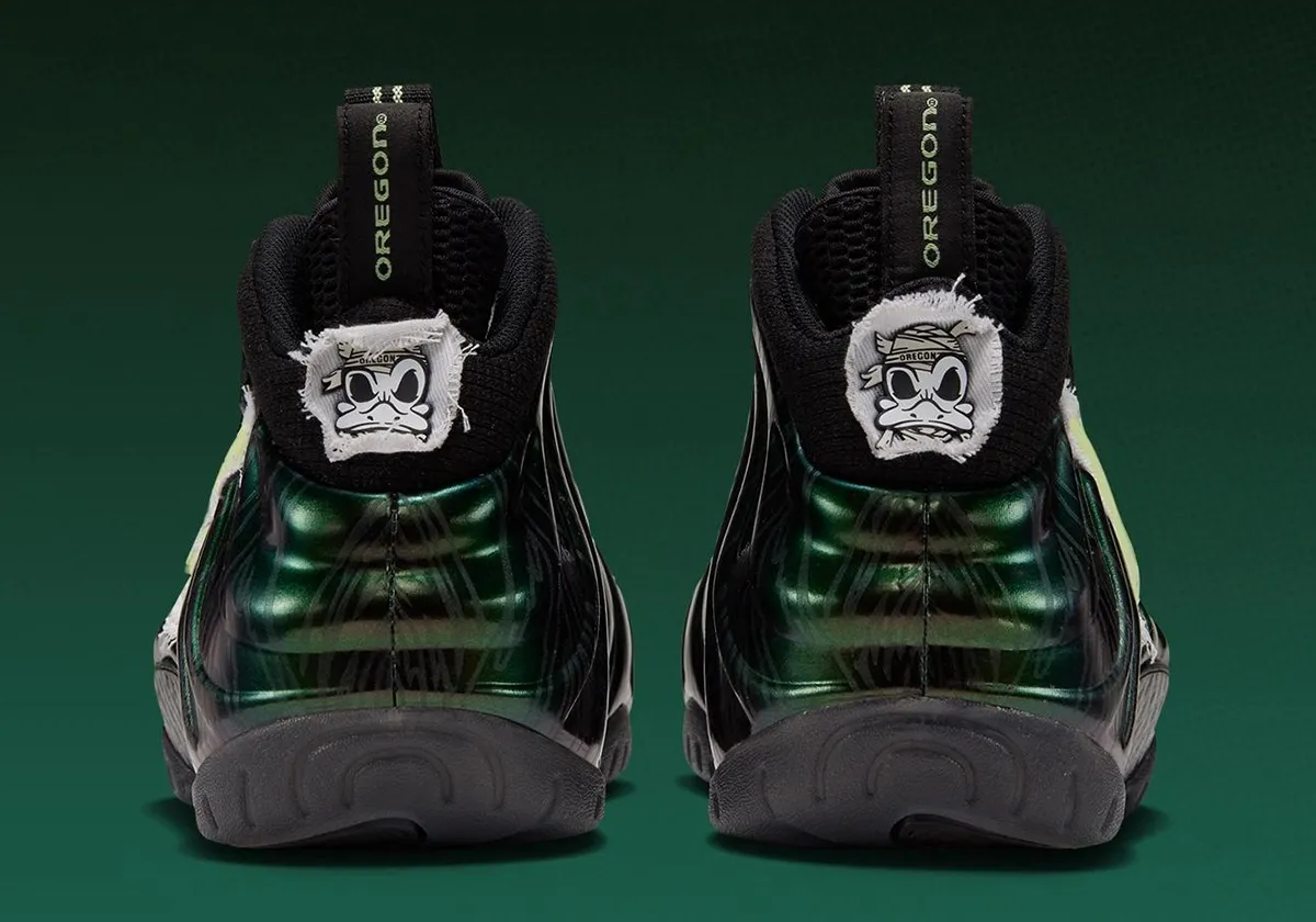 Nike Air Foamposite Pro Mummy Duck 4 Nike Air Foamposite Pro « Mummy Duck », le vestiaire des Oregon Ducks s’ouvre enfin au public