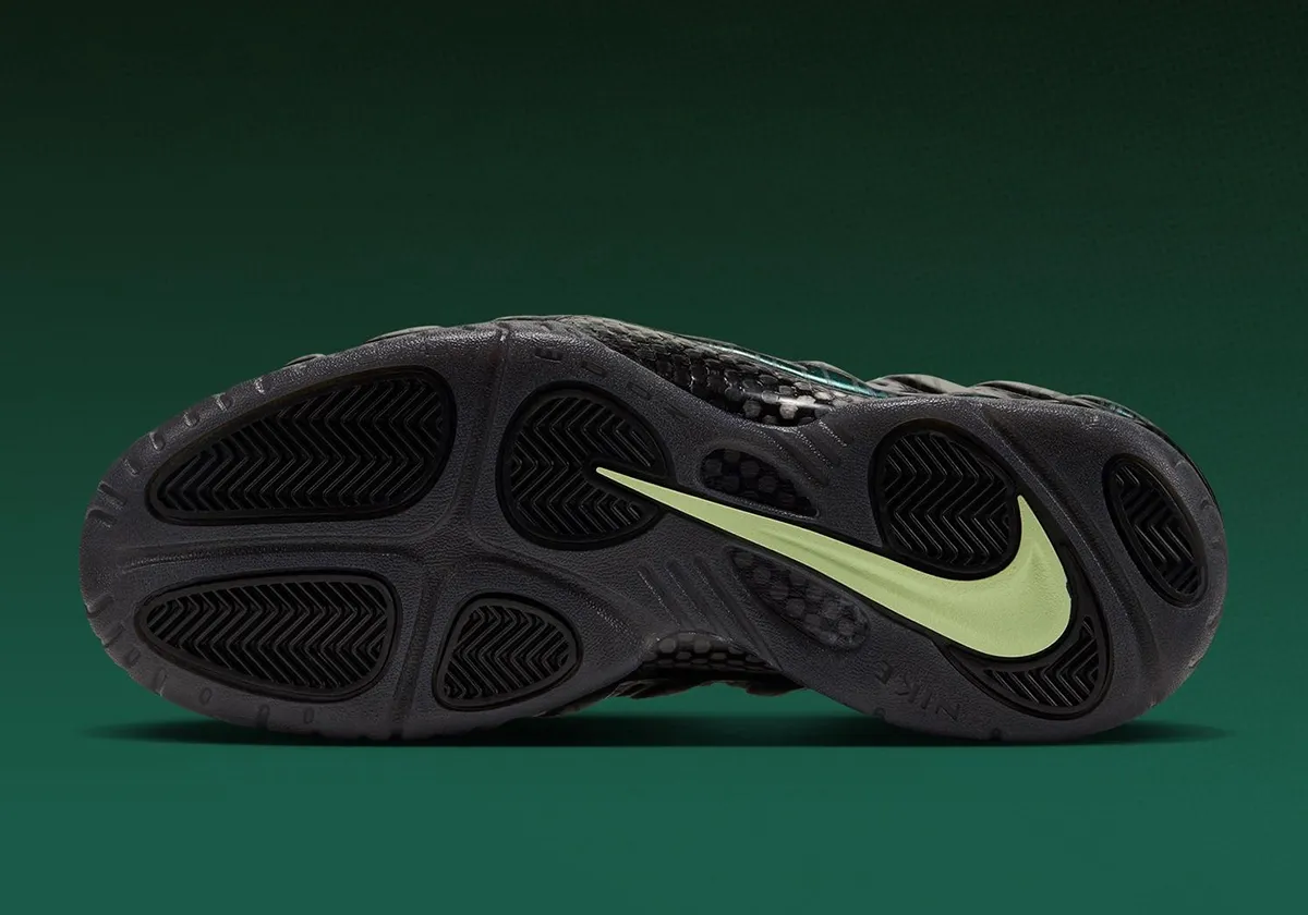 Nike Air Foamposite Pro Mummy Duck 5 Nike Air Foamposite Pro « Mummy Duck », le vestiaire des Oregon Ducks s’ouvre enfin au public