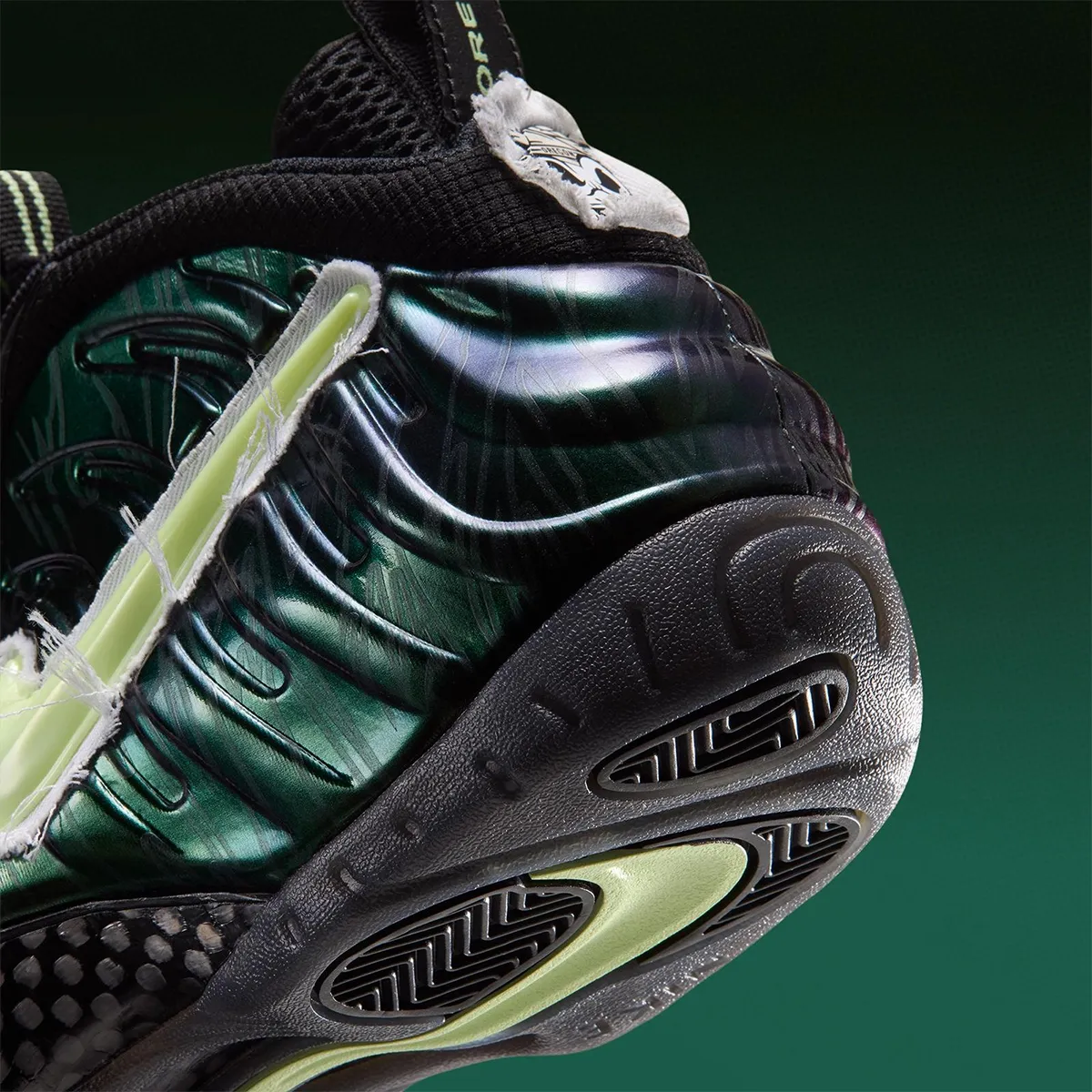 Nike Air Foamposite Pro Mummy Duck 7 Nike Air Foamposite Pro « Mummy Duck », le vestiaire des Oregon Ducks s’ouvre enfin au public