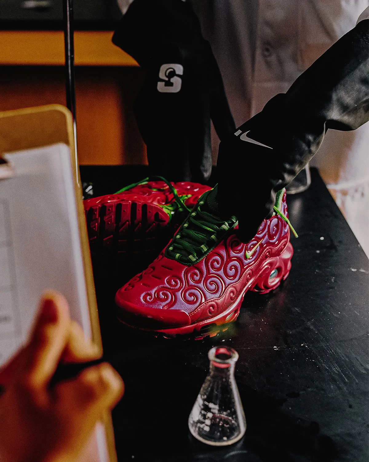 One Piece réécrit l'Air Max Plus sous l'emprise du fruit du démon de Trafalgar Law