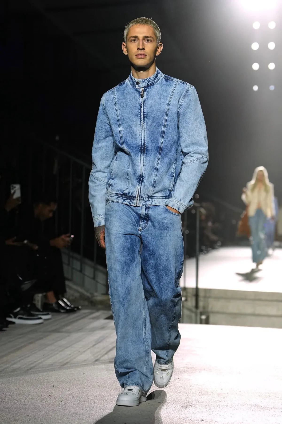 Philipp Plein Spring Summer 2027 Milan Fashion Week 11 Philipp Plein fait rugir Milan, entre monster trucks et costumes pastel, pour un printemps 2027 sans complexe