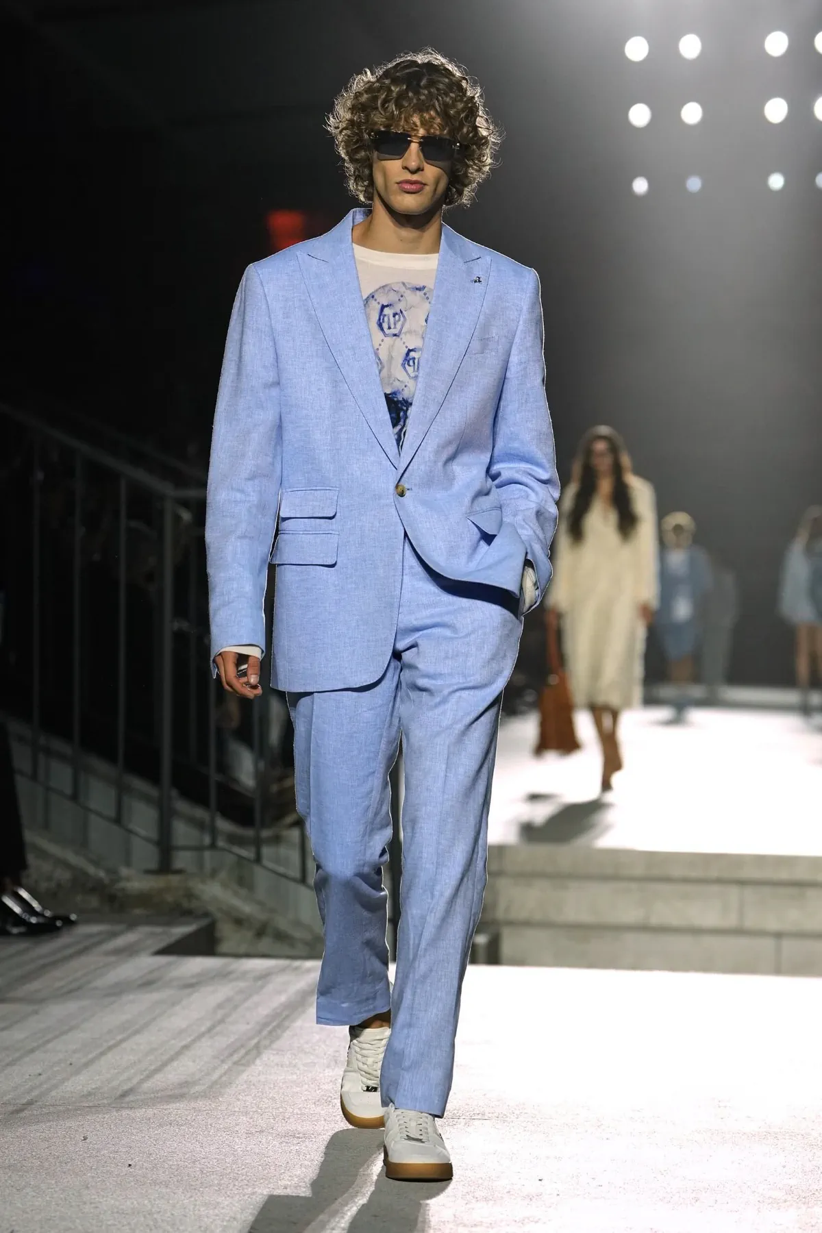 Philipp Plein Spring Summer 2027 Milan Fashion Week 12 Philipp Plein fait rugir Milan, entre monster trucks et costumes pastel, pour un printemps 2027 sans complexe
