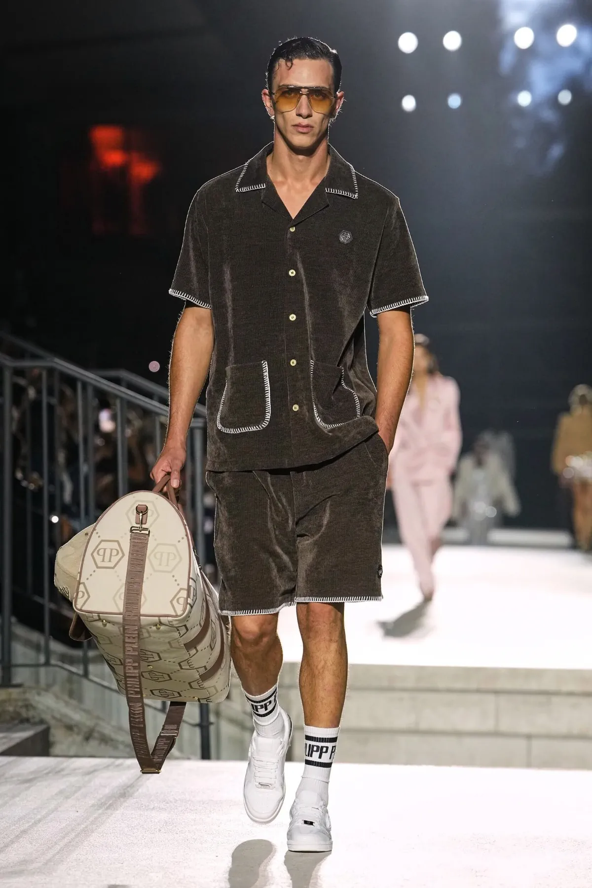Philipp Plein Spring Summer 2027 Milan Fashion Week 17 Philipp Plein fait rugir Milan, entre monster trucks et costumes pastel, pour un printemps 2027 sans complexe