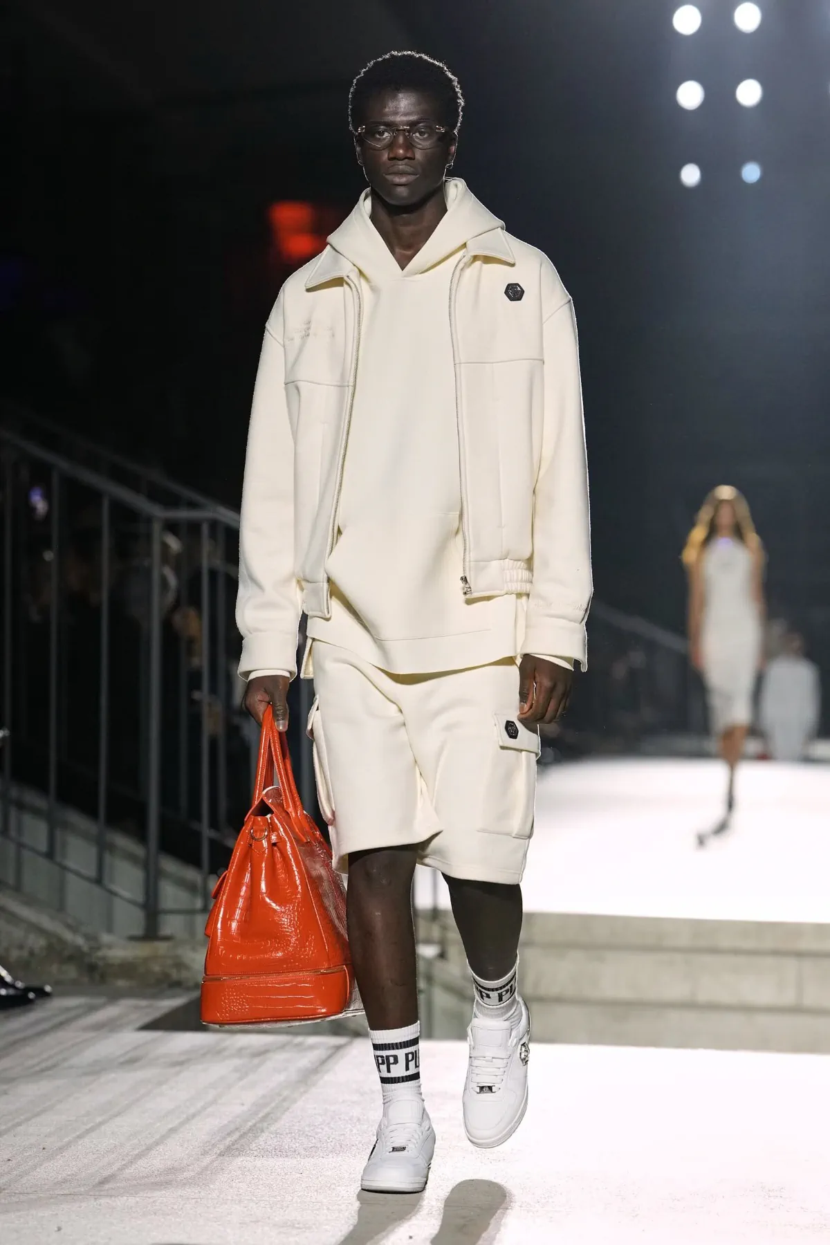 Philipp Plein Spring Summer 2027 Milan Fashion Week 19 Philipp Plein fait rugir Milan, entre monster trucks et costumes pastel, pour un printemps 2027 sans complexe