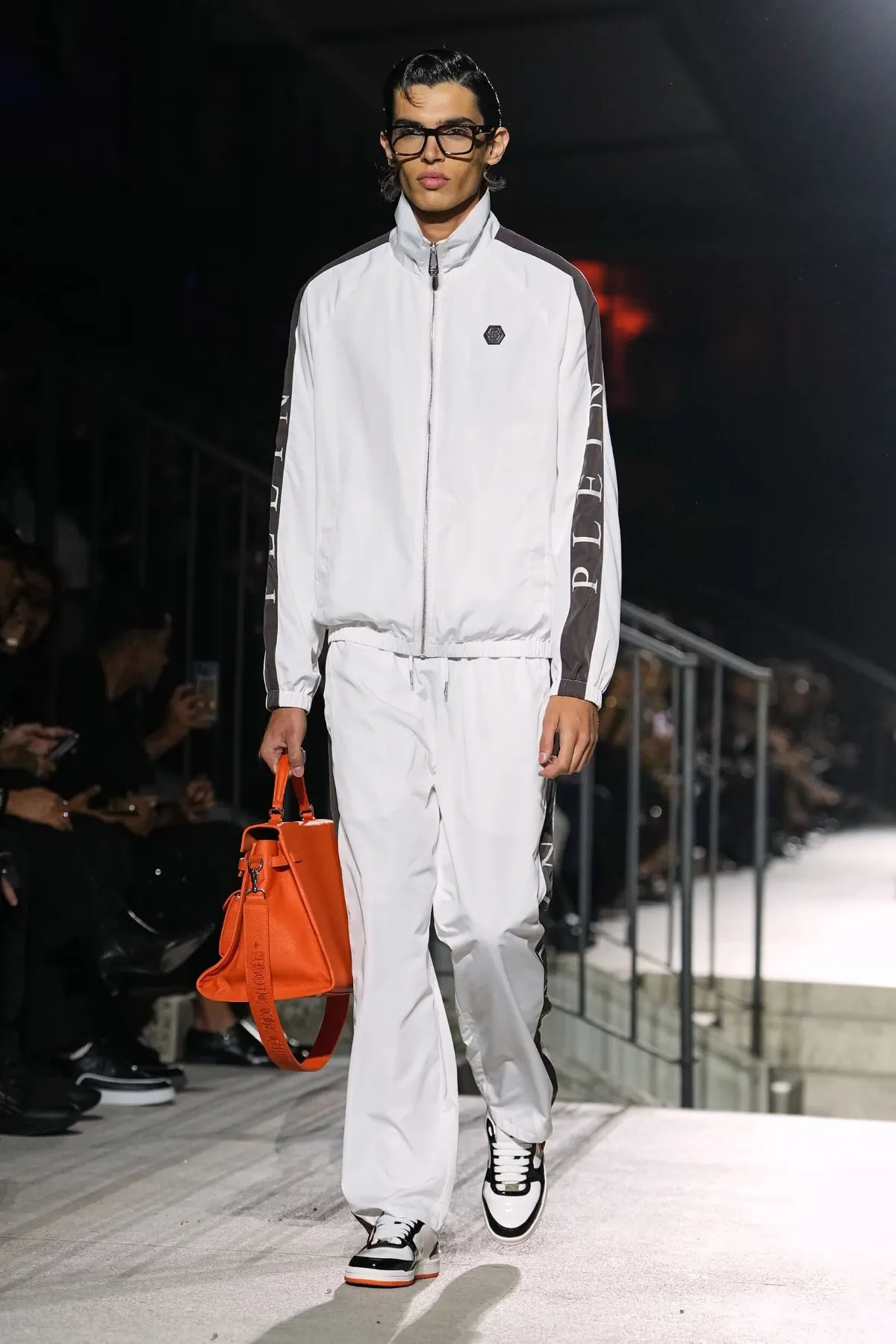 Philipp Plein Spring Summer 2027 Milan Fashion Week 20 Philipp Plein fait rugir Milan, entre monster trucks et costumes pastel, pour un printemps 2027 sans complexe