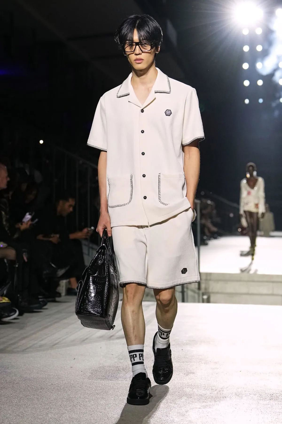 Philipp Plein Spring Summer 2027 Milan Fashion Week 22 Philipp Plein fait rugir Milan, entre monster trucks et costumes pastel, pour un printemps 2027 sans complexe