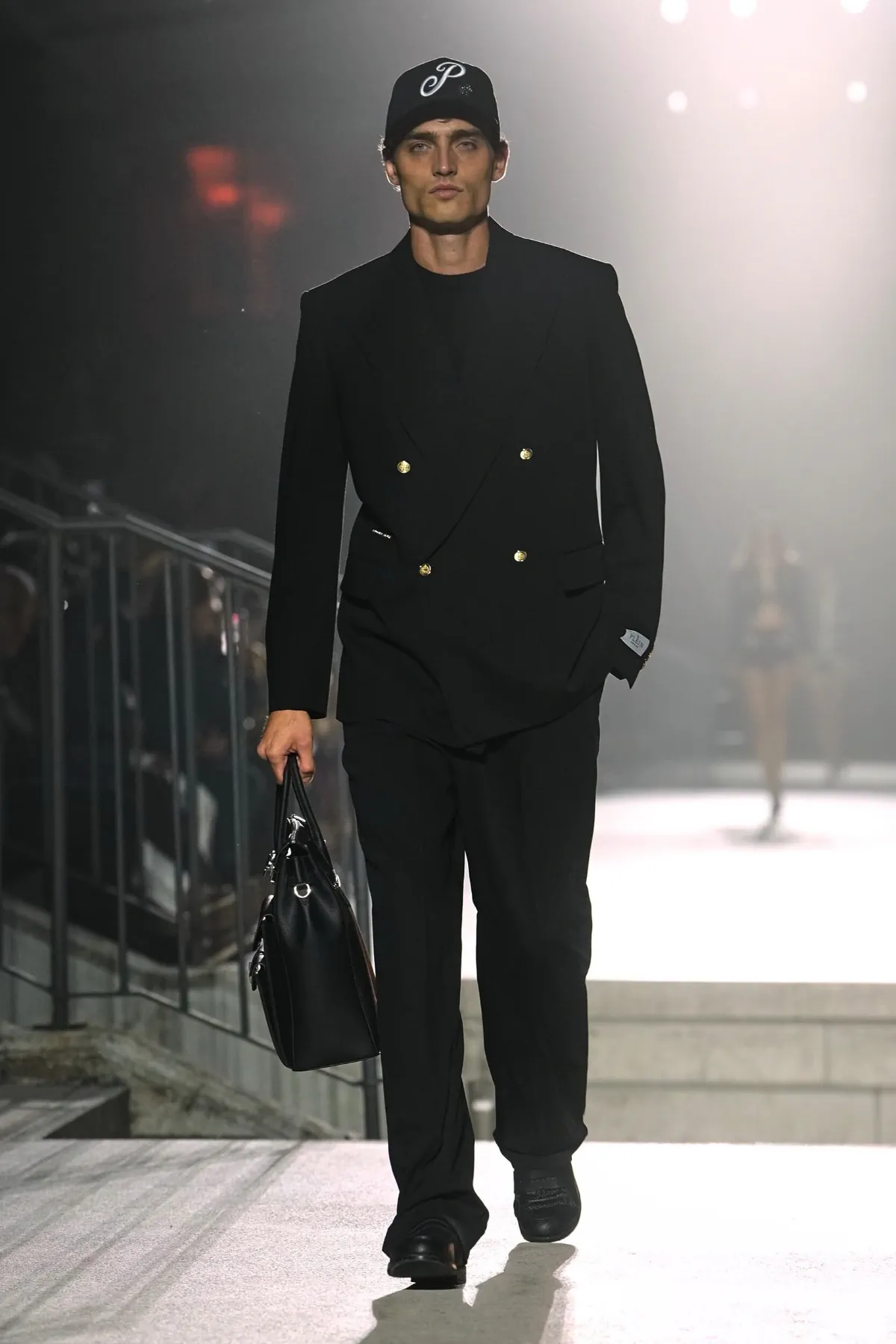 Philipp Plein Spring Summer 2027 Milan Fashion Week 4 Philipp Plein fait rugir Milan, entre monster trucks et costumes pastel, pour un printemps 2027 sans complexe