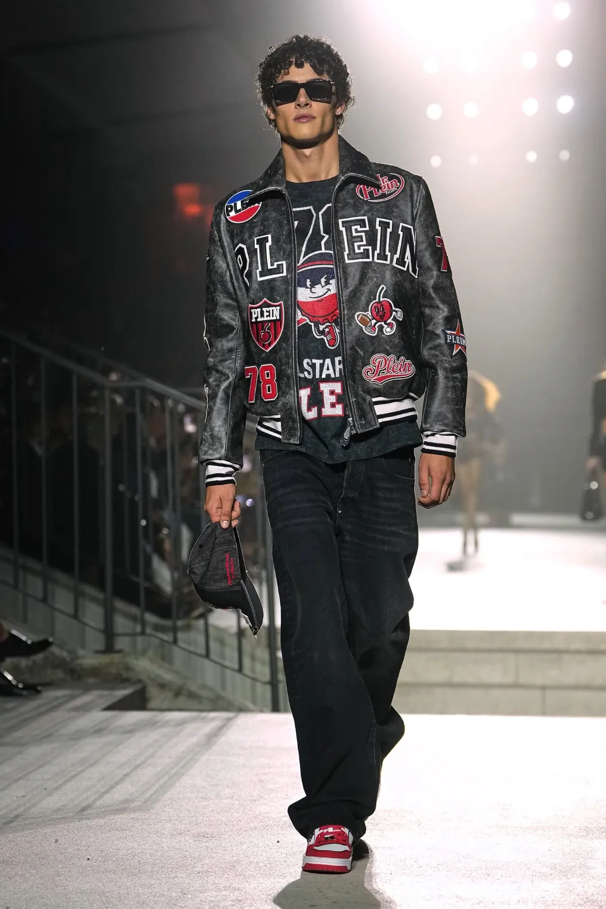 Philipp Plein Spring Summer 2027 Milan Fashion Week 5 Philipp Plein fait rugir Milan, entre monster trucks et costumes pastel, pour un printemps 2027 sans complexe