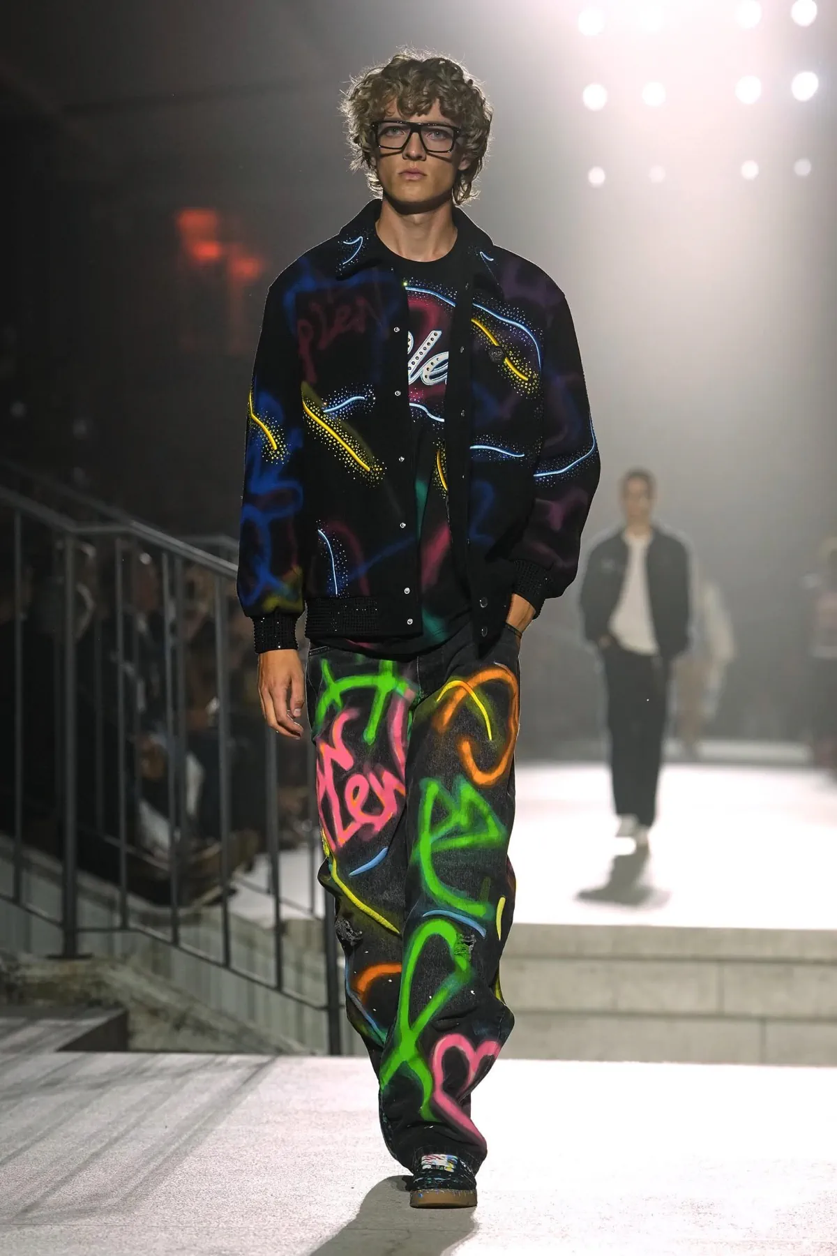 Philipp Plein Spring Summer 2027 Milan Fashion Week 6 Philipp Plein fait rugir Milan, entre monster trucks et costumes pastel, pour un printemps 2027 sans complexe
