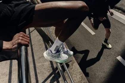 Salomon Aero Blaze 4 : la marque de Annecy affine sa signature entre chrono et trottoir
