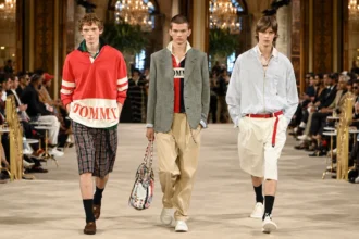 Printemps 2027, Tommy Hilfiger rouvre ses archives au Plaza pour réinventer le preppy masculin