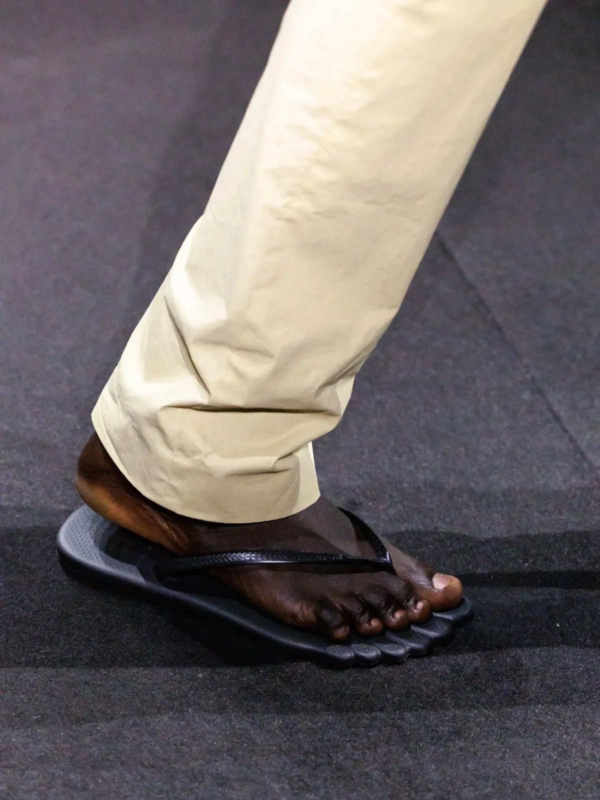 havaianas x MM6 Maison Margiela 1 Havaianas et MM6 Maison Margiela réinventent la tong sur les podiums de Milan
