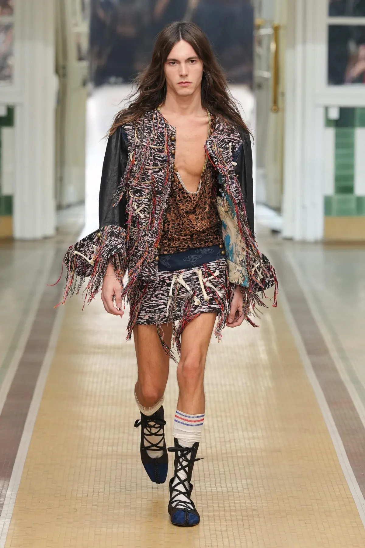 Au printemps 2027, Andreas Kronthaler for Vivienne Westwood libère l’homme en chemise de nuit