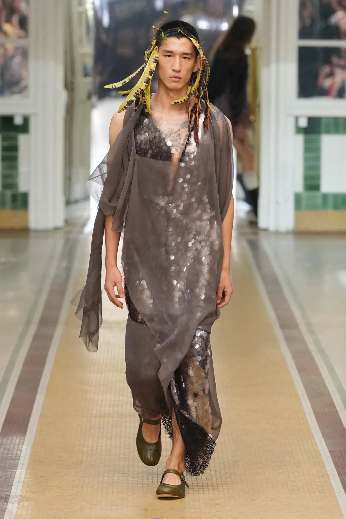 Au printemps 2027, Andreas Kronthaler for Vivienne Westwood libère l’homme en chemise de nuit