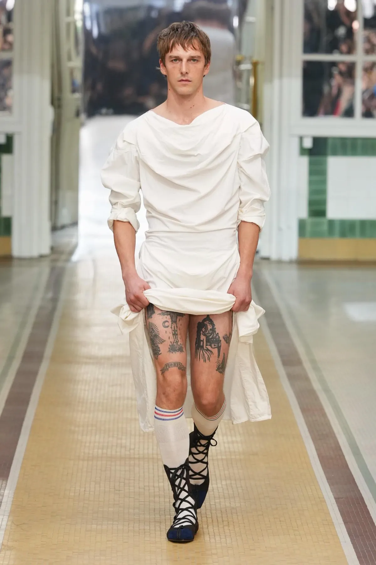 Au printemps 2027, Andreas Kronthaler for Vivienne Westwood libère l’homme en chemise de nuit