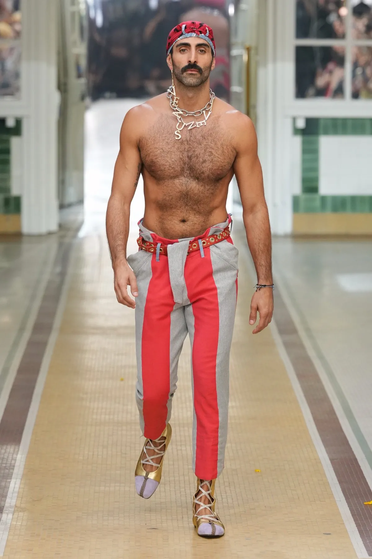 Au printemps 2027, Andreas Kronthaler for Vivienne Westwood libère l’homme en chemise de nuit