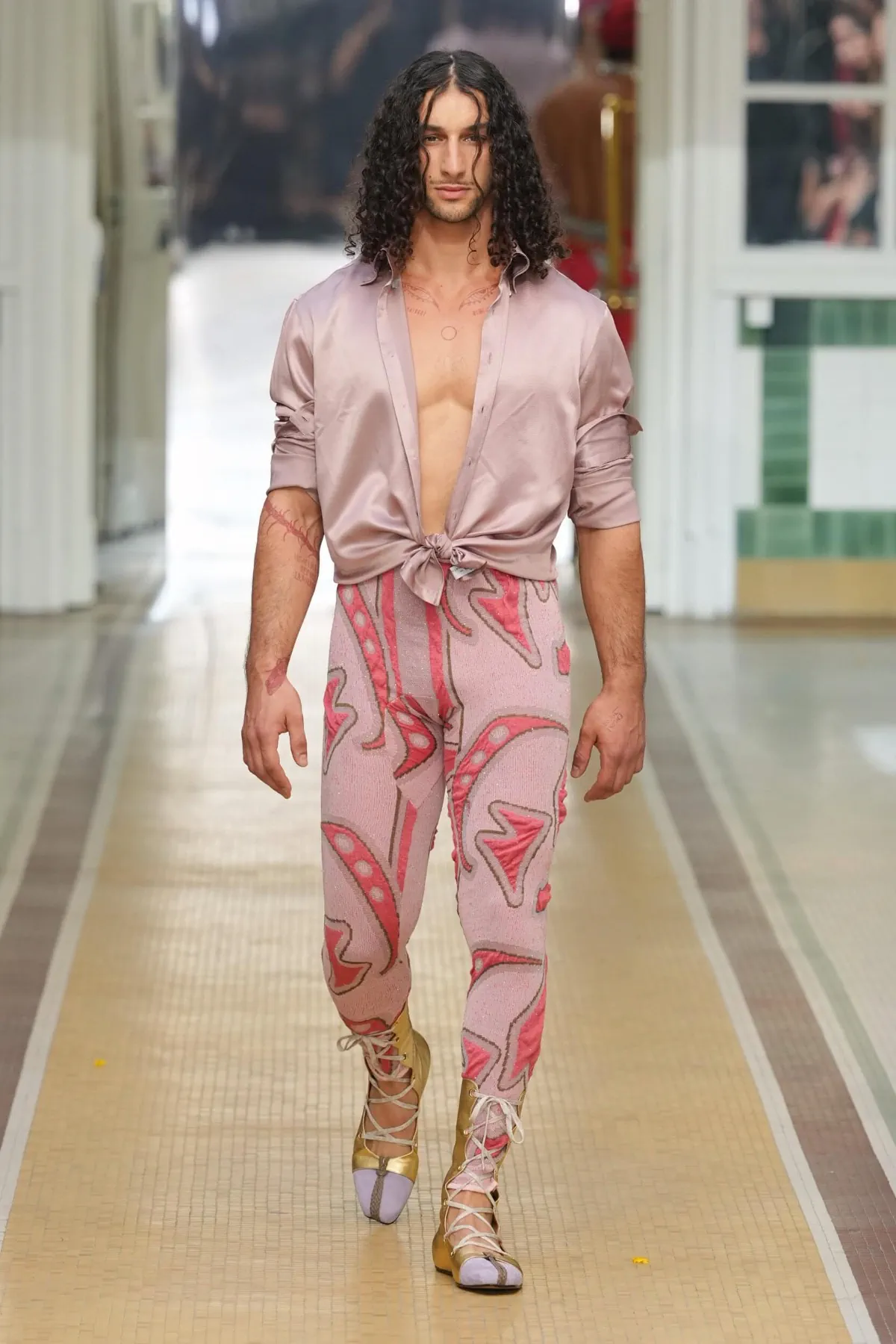 Au printemps 2027, Andreas Kronthaler for Vivienne Westwood libère l’homme en chemise de nuit