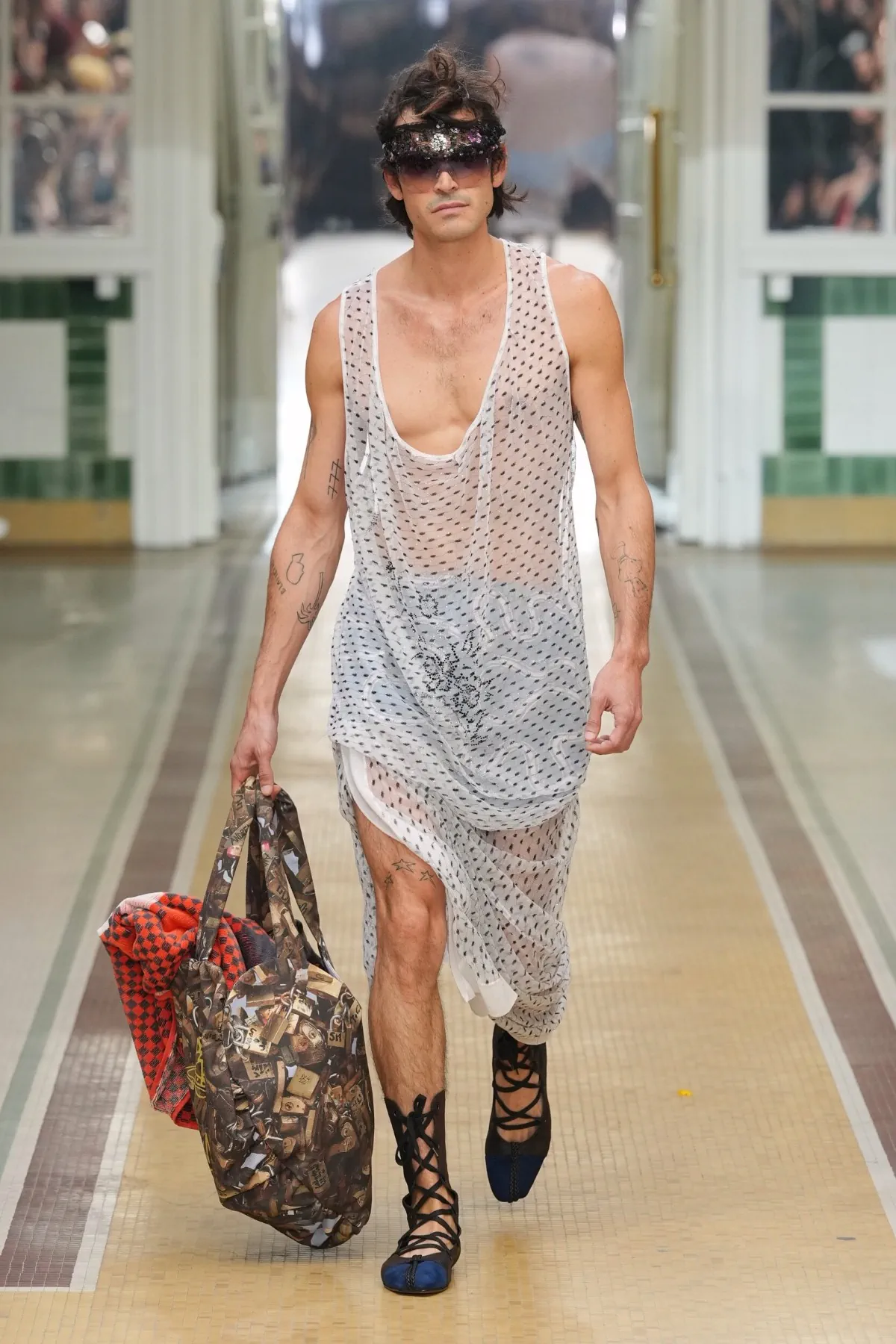 Au printemps 2027, Andreas Kronthaler for Vivienne Westwood libère l’homme en chemise de nuit