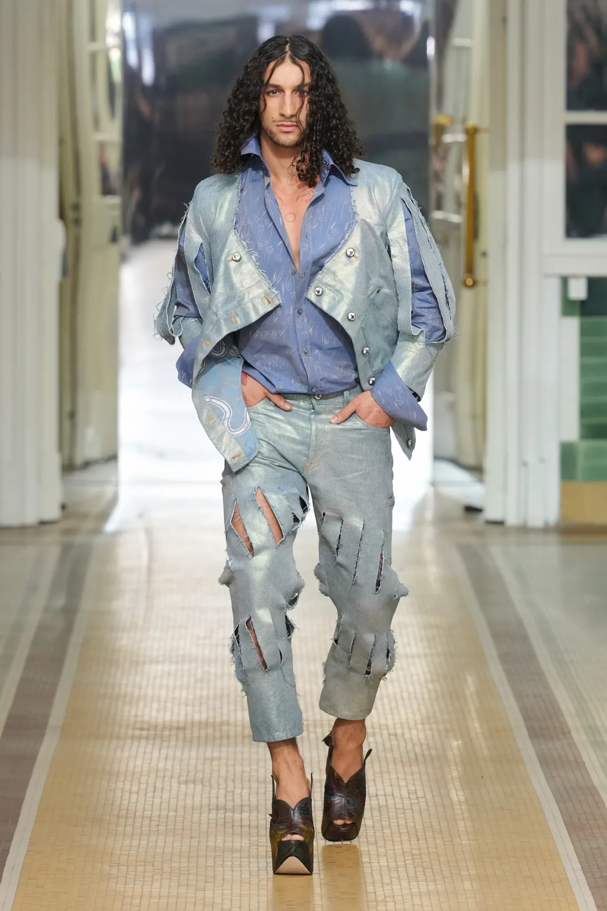Au printemps 2027, Andreas Kronthaler for Vivienne Westwood libère l’homme en chemise de nuit