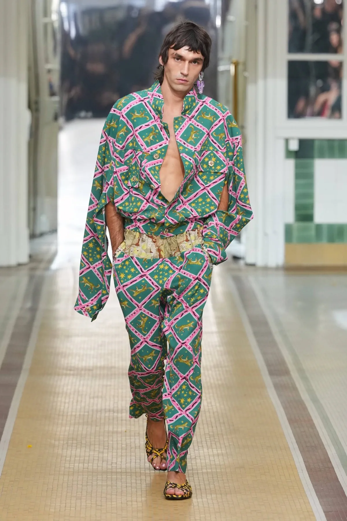 Au printemps 2027, Andreas Kronthaler for Vivienne Westwood libère l’homme en chemise de nuit