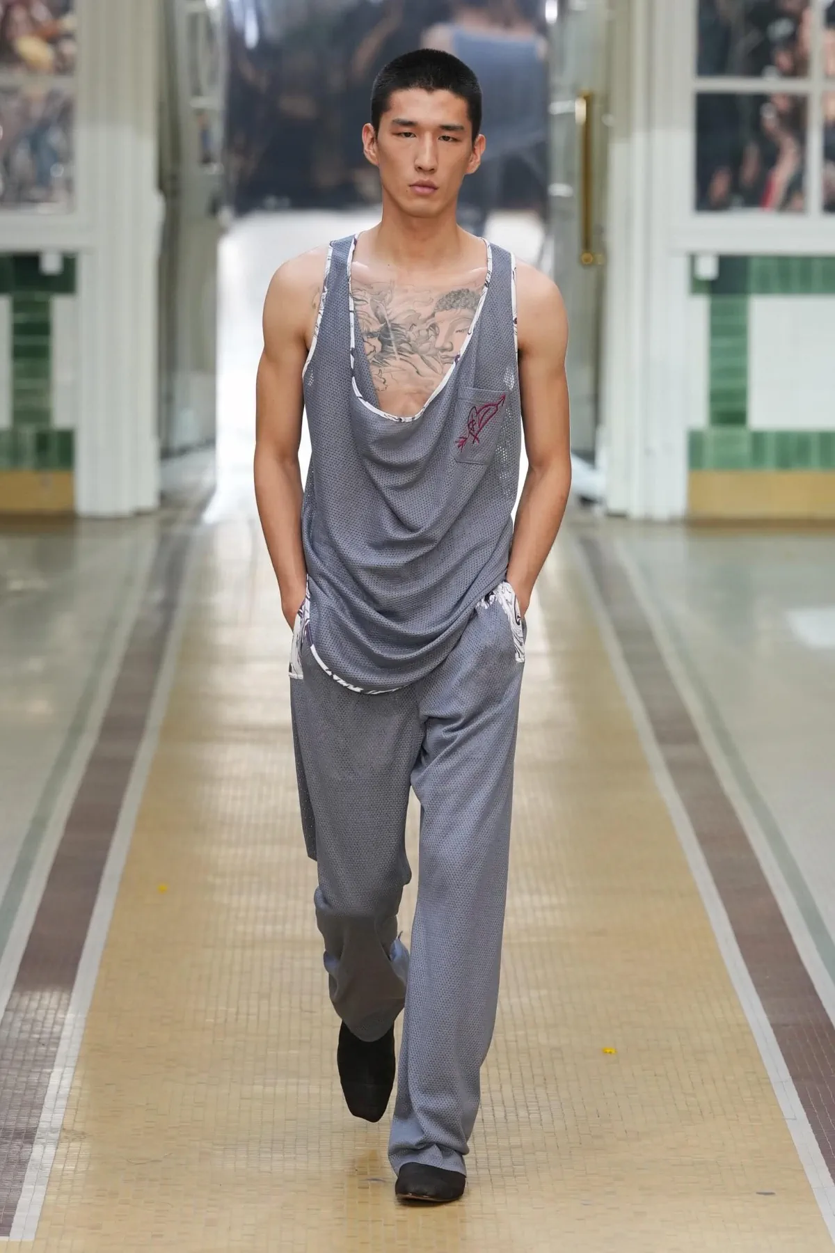 Au printemps 2027, Andreas Kronthaler for Vivienne Westwood libère l’homme en chemise de nuit
