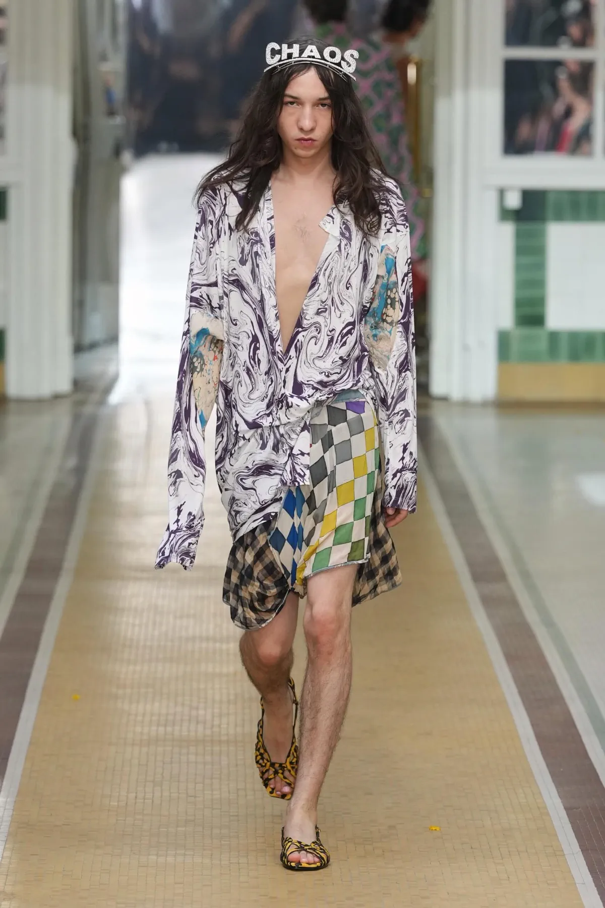 Au printemps 2027, Andreas Kronthaler for Vivienne Westwood libère l’homme en chemise de nuit