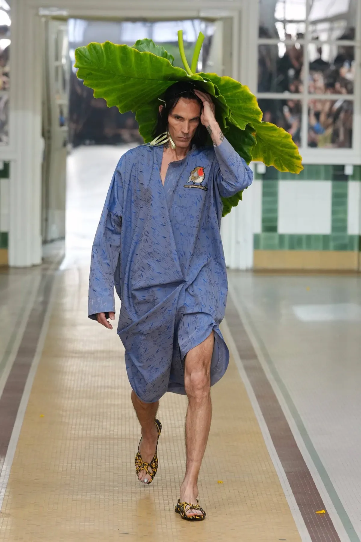 Au printemps 2027, Andreas Kronthaler for Vivienne Westwood libère l’homme en chemise de nuit