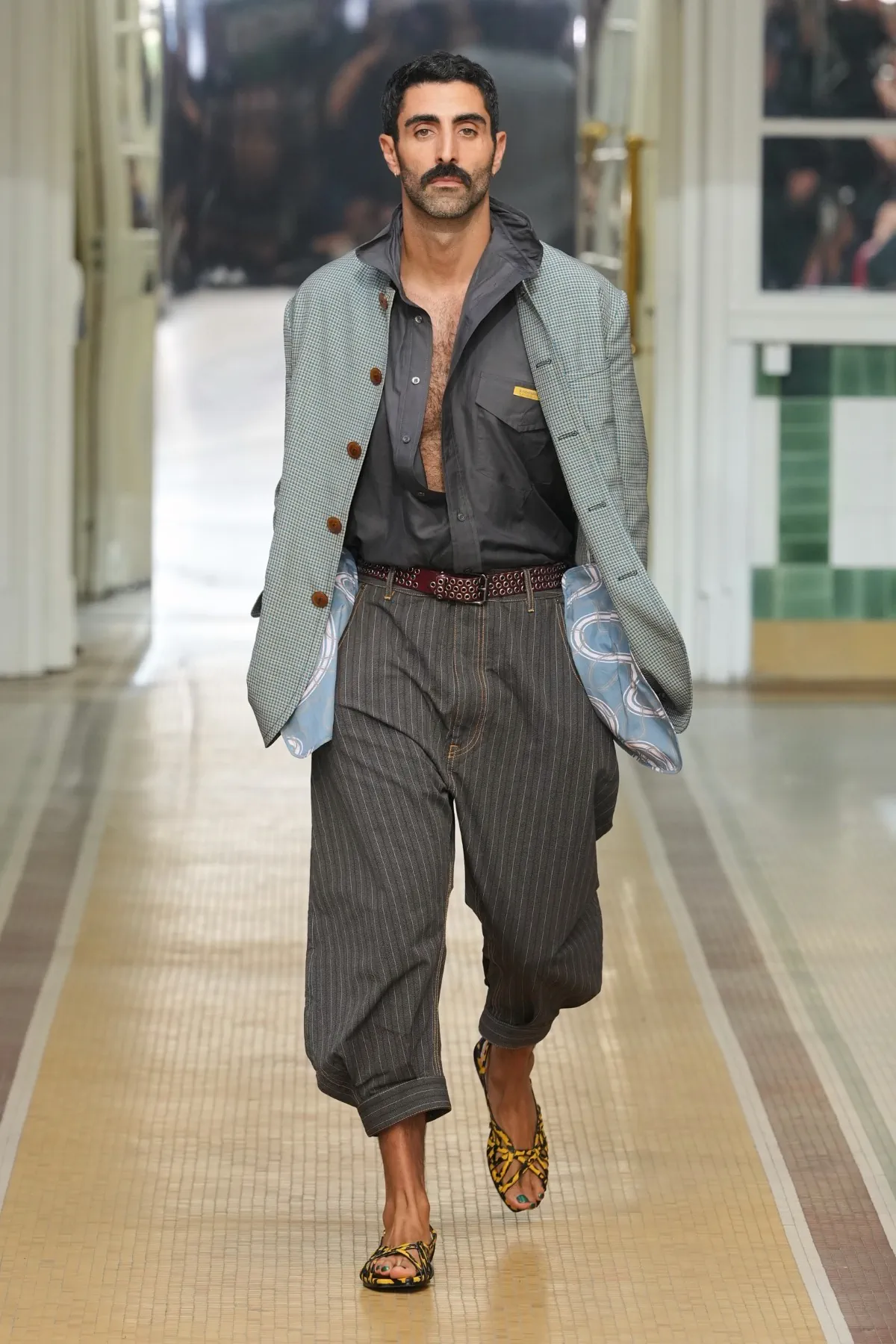 Au printemps 2027, Andreas Kronthaler for Vivienne Westwood libère l’homme en chemise de nuit