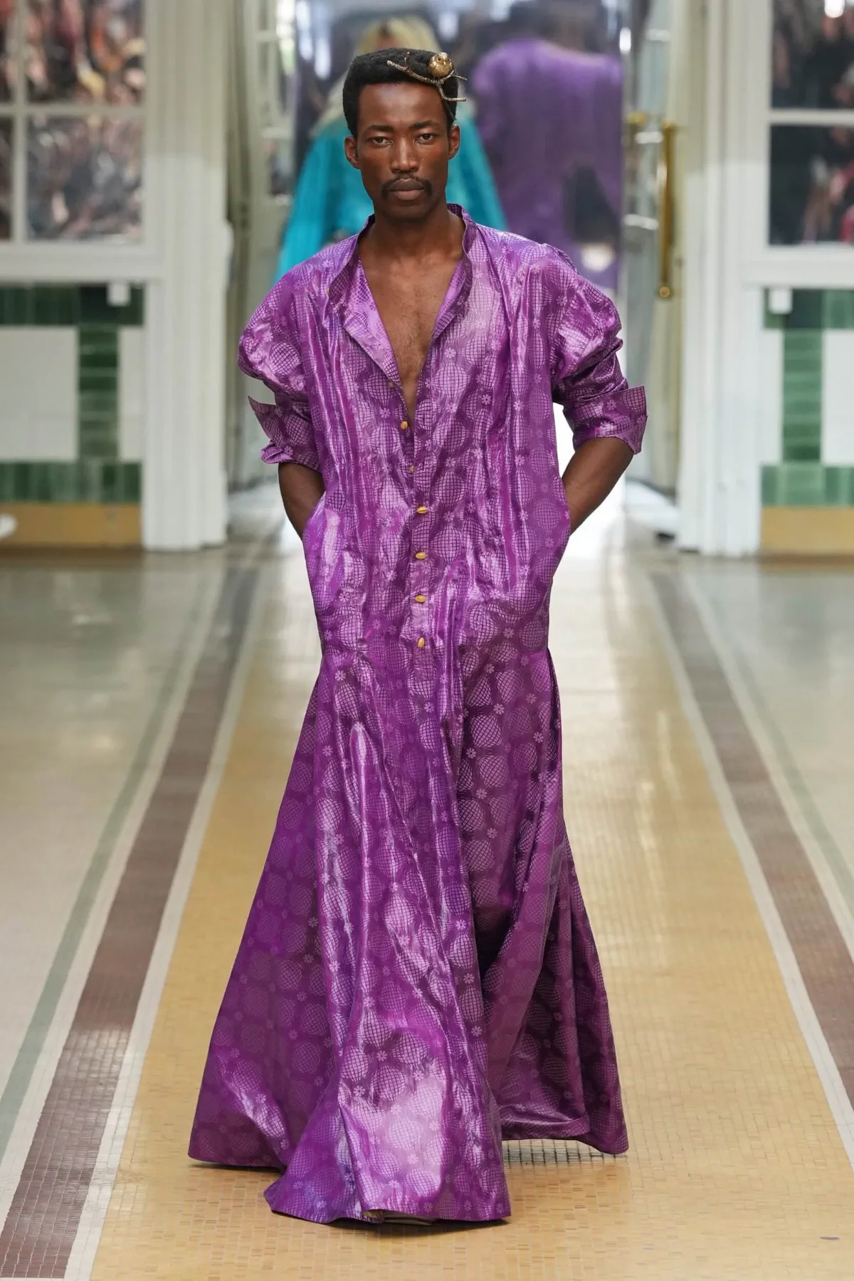 Au printemps 2027, Andreas Kronthaler for Vivienne Westwood libère l’homme en chemise de nuit