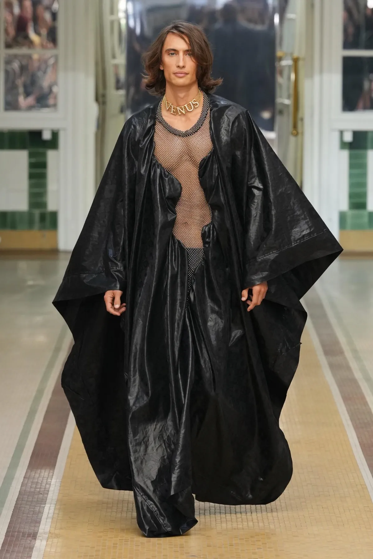 Au printemps 2027, Andreas Kronthaler for Vivienne Westwood libère l’homme en chemise de nuit