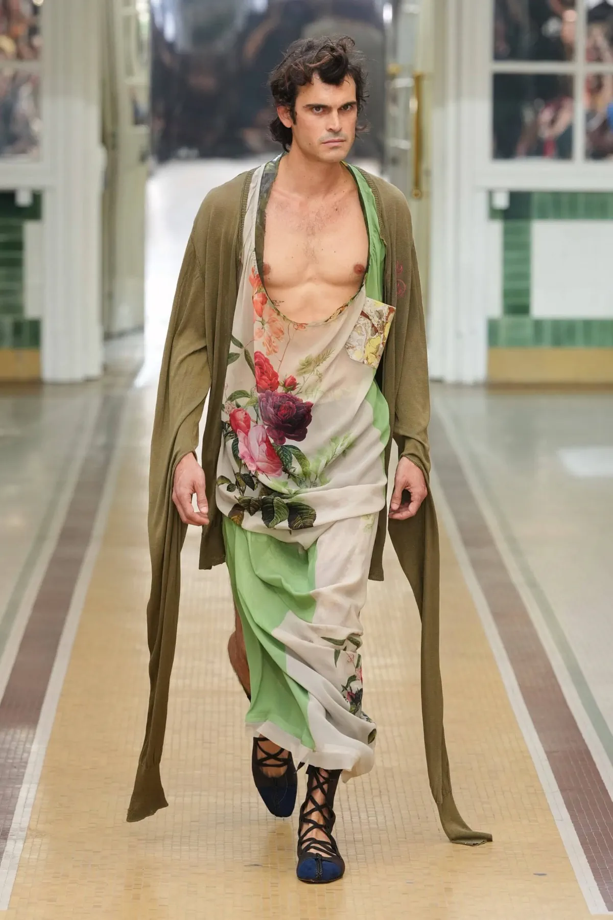 Au printemps 2027, Andreas Kronthaler for Vivienne Westwood libère l’homme en chemise de nuit