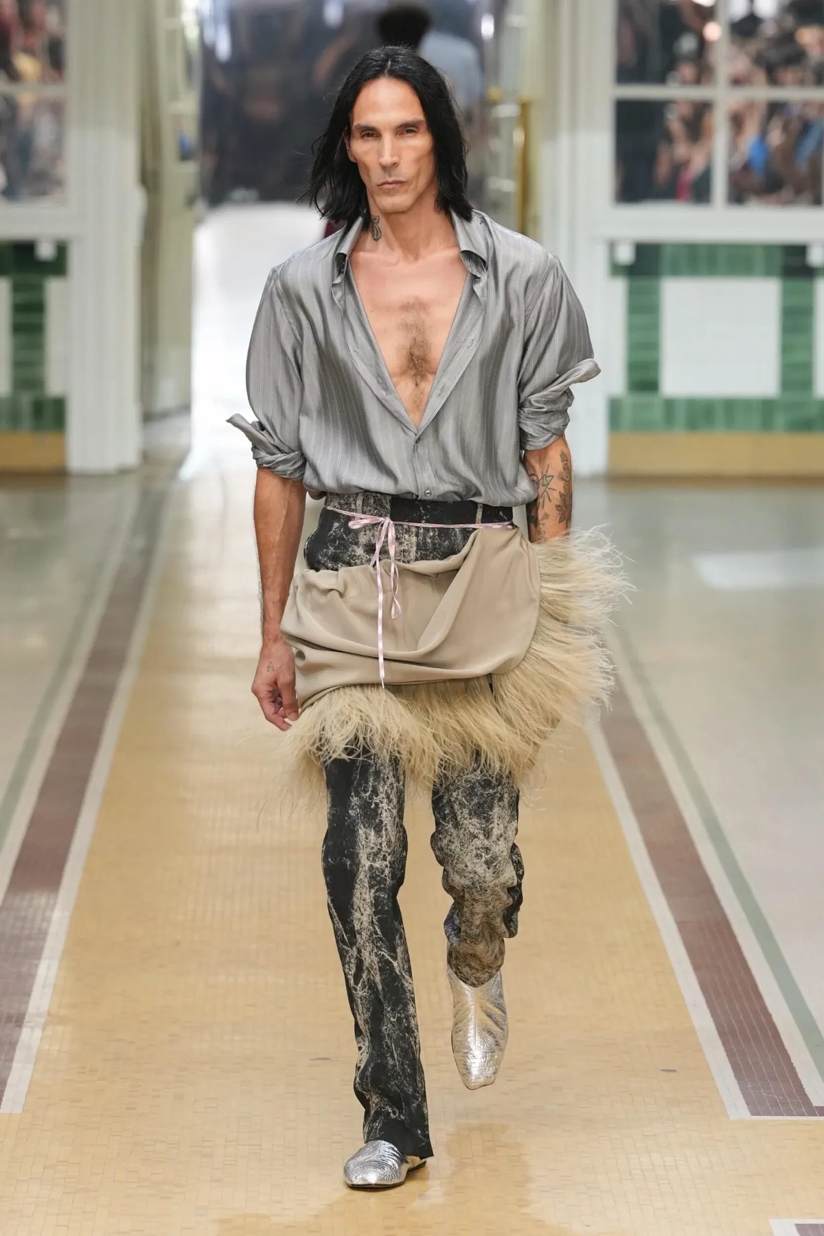 Au printemps 2027, Andreas Kronthaler for Vivienne Westwood libère l’homme en chemise de nuit