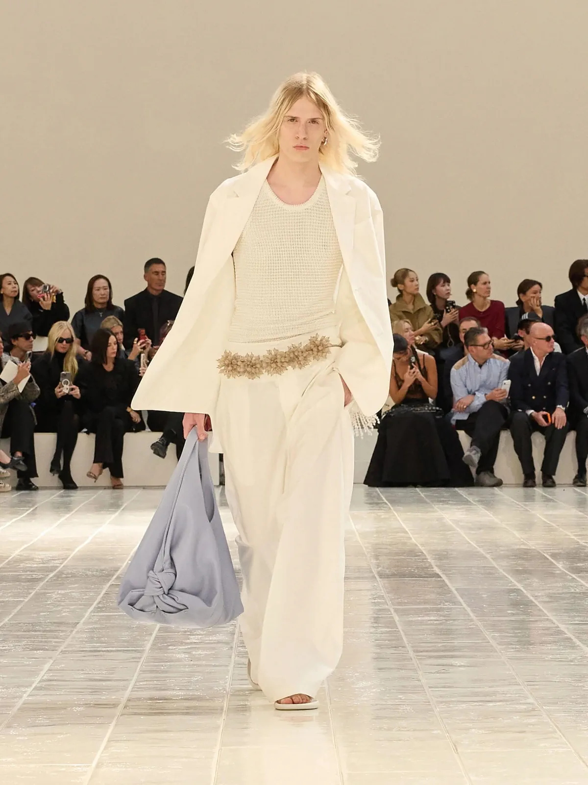 Balenciaga Spring Summer 2027 Paris Fashion Week 1 Balenciaga printemps 2027, la couture se glisse dans la chemise et le jean