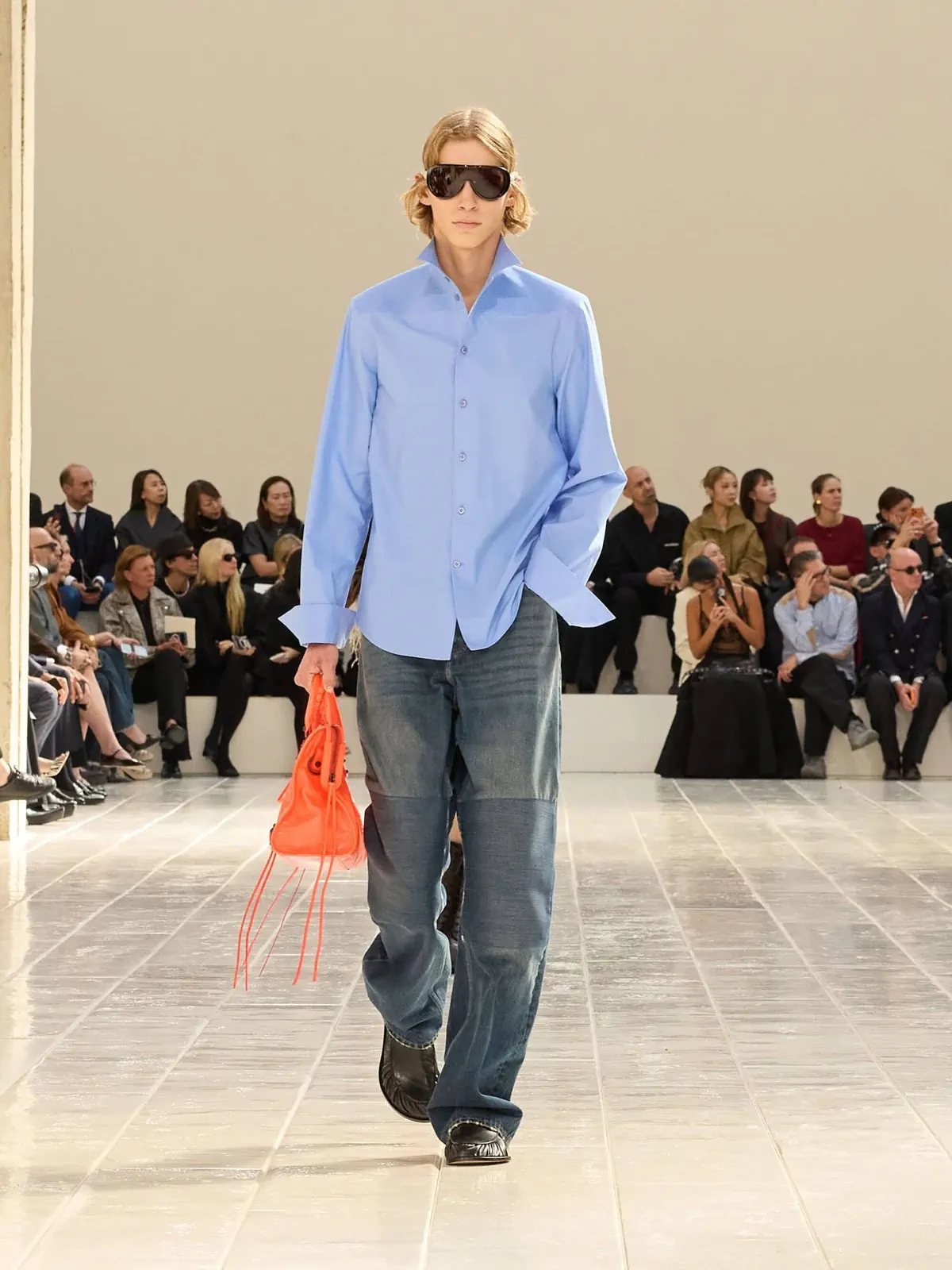 Balenciaga Spring Summer 2027 Paris Fashion Week 11 Balenciaga printemps 2027, la couture se glisse dans la chemise et le jean