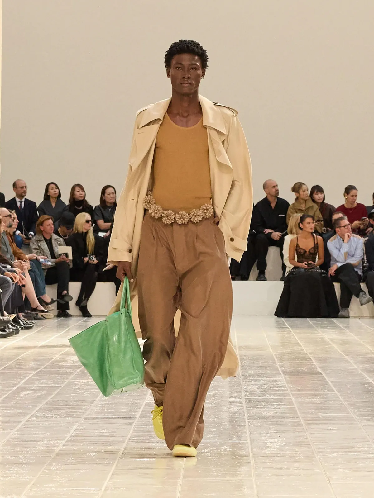 Balenciaga Spring Summer 2027 Paris Fashion Week 12 Balenciaga printemps 2027, la couture se glisse dans la chemise et le jean