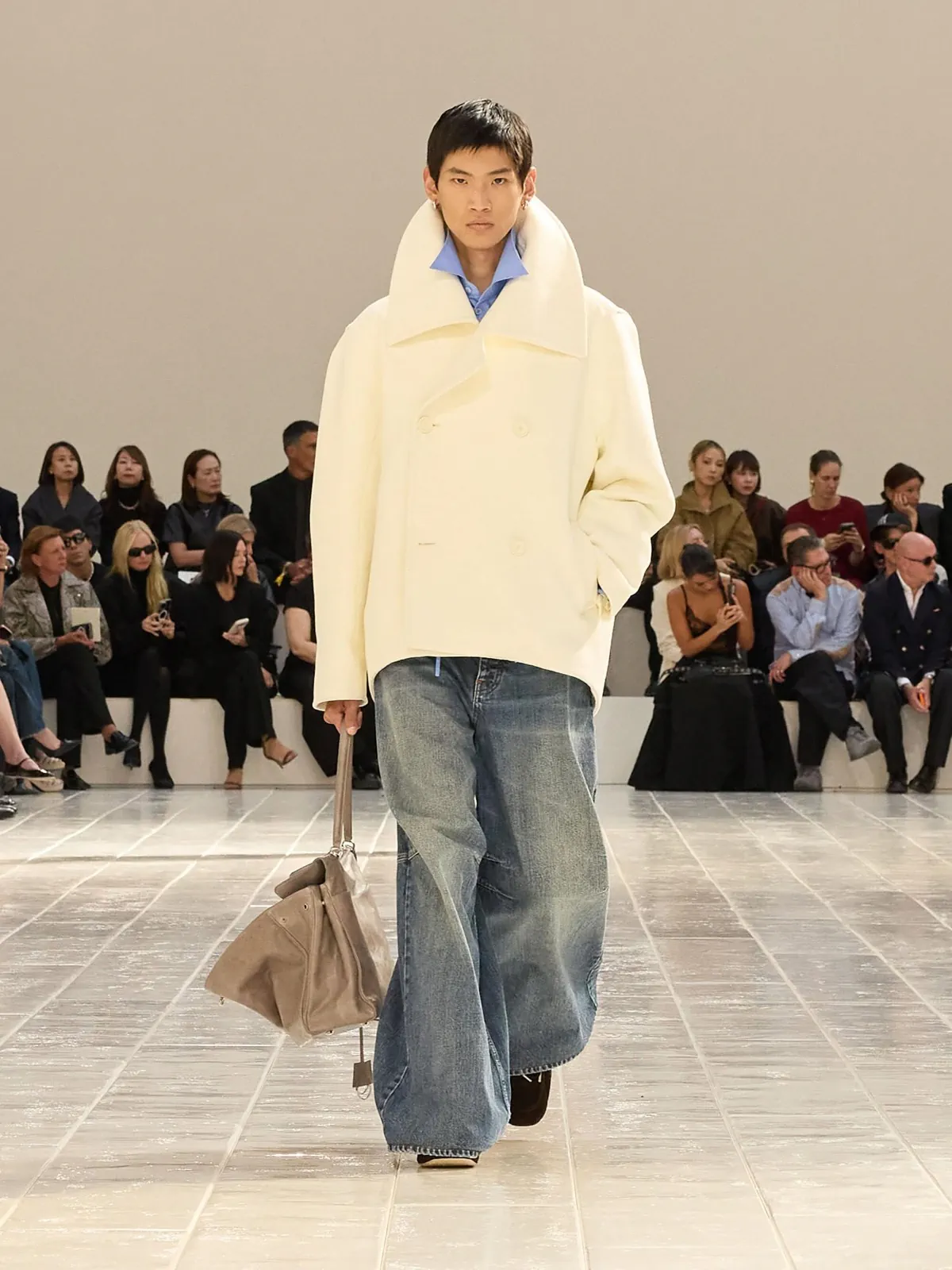 Balenciaga Spring Summer 2027 Paris Fashion Week 14 Balenciaga printemps 2027, la couture se glisse dans la chemise et le jean