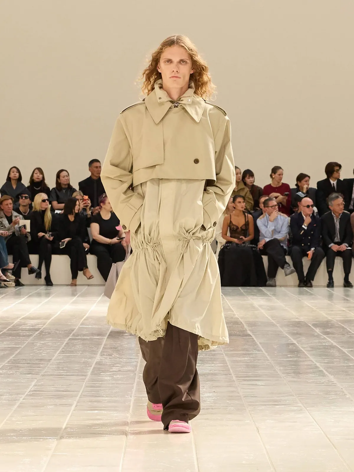 Balenciaga Spring Summer 2027 Paris Fashion Week 15 Balenciaga printemps 2027, la couture se glisse dans la chemise et le jean