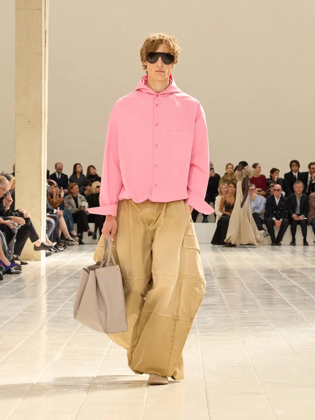 Balenciaga Spring Summer 2027 Paris Fashion Week 16 Balenciaga printemps 2027, la couture se glisse dans la chemise et le jean