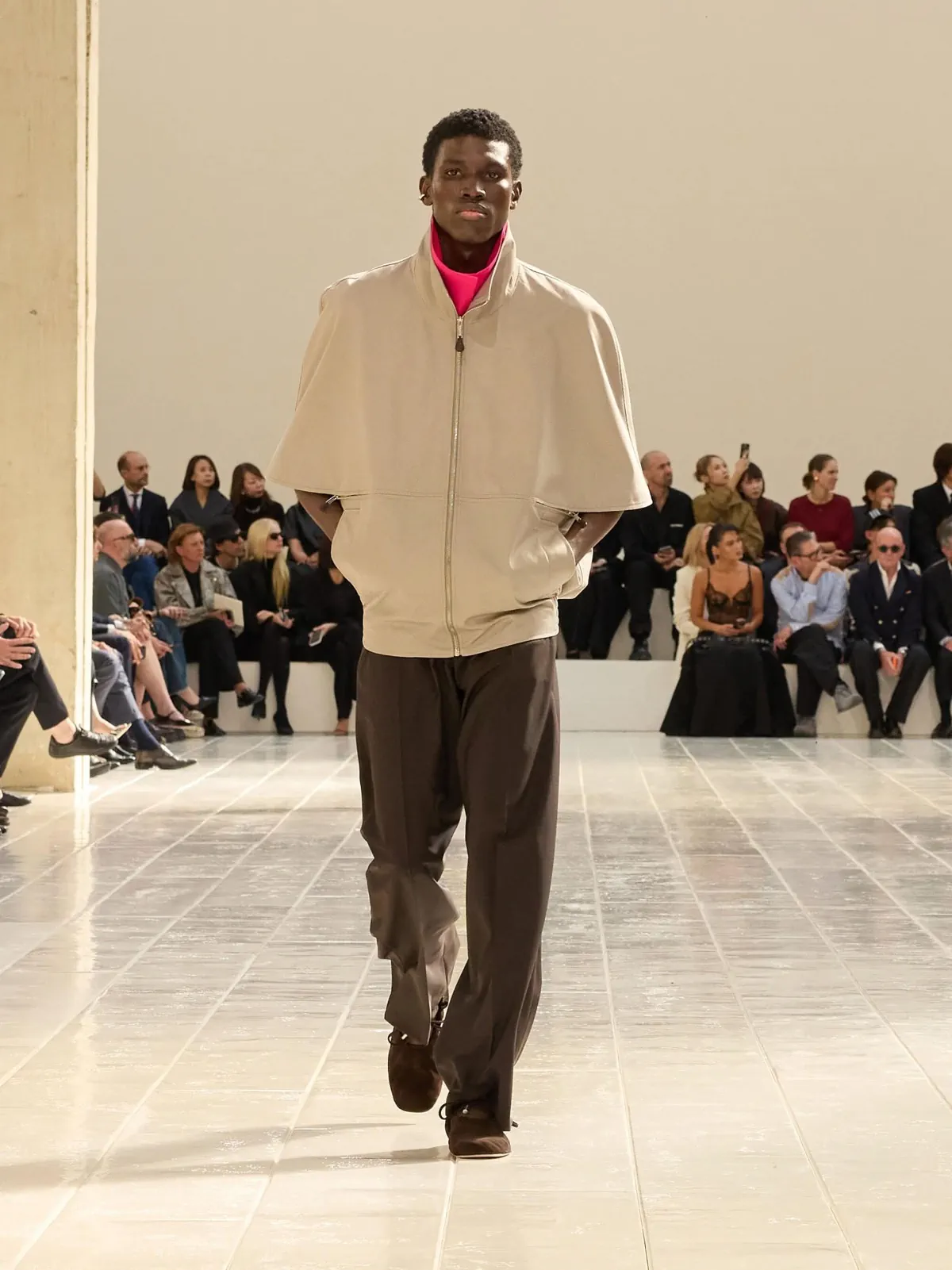 Balenciaga Spring Summer 2027 Paris Fashion Week 17 Balenciaga printemps 2027, la couture se glisse dans la chemise et le jean