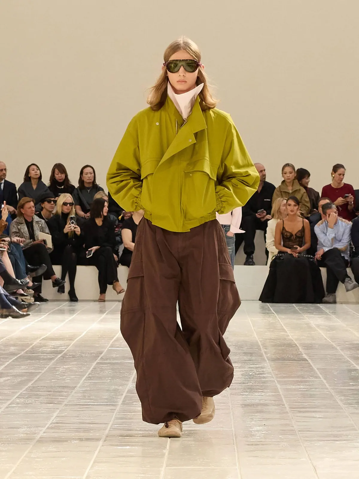 Balenciaga Spring Summer 2027 Paris Fashion Week 19 Balenciaga printemps 2027, la couture se glisse dans la chemise et le jean