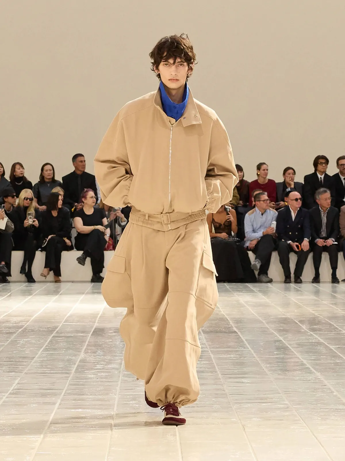 Balenciaga Spring Summer 2027 Paris Fashion Week 2 Balenciaga printemps 2027, la couture se glisse dans la chemise et le jean
