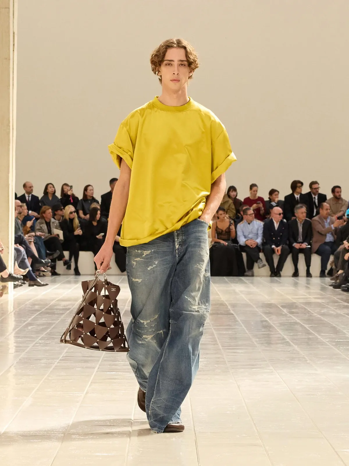 Balenciaga Spring Summer 2027 Paris Fashion Week 20 Balenciaga printemps 2027, la couture se glisse dans la chemise et le jean