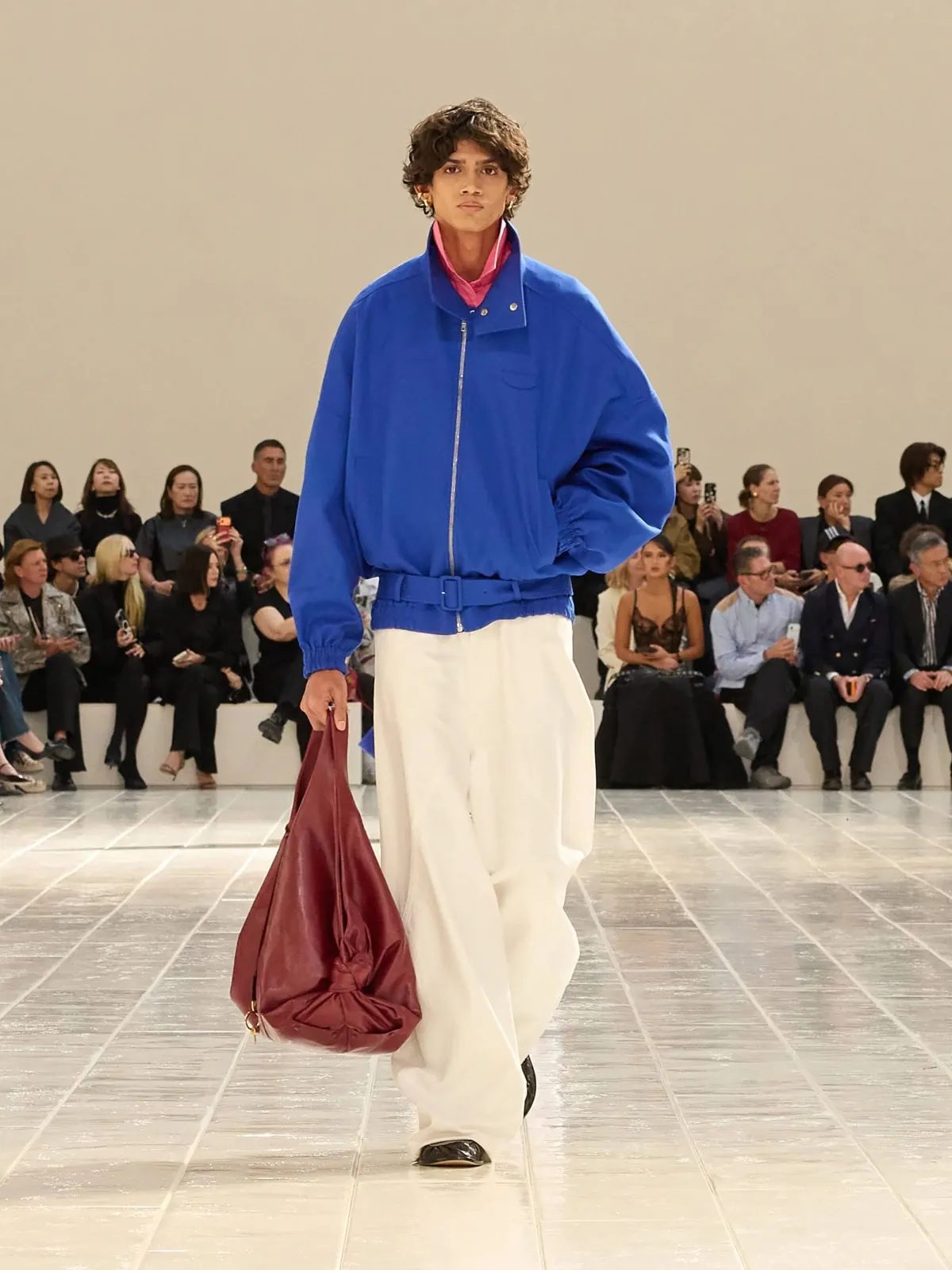 Balenciaga Spring Summer 2027 Paris Fashion Week 4 Balenciaga printemps 2027, la couture se glisse dans la chemise et le jean