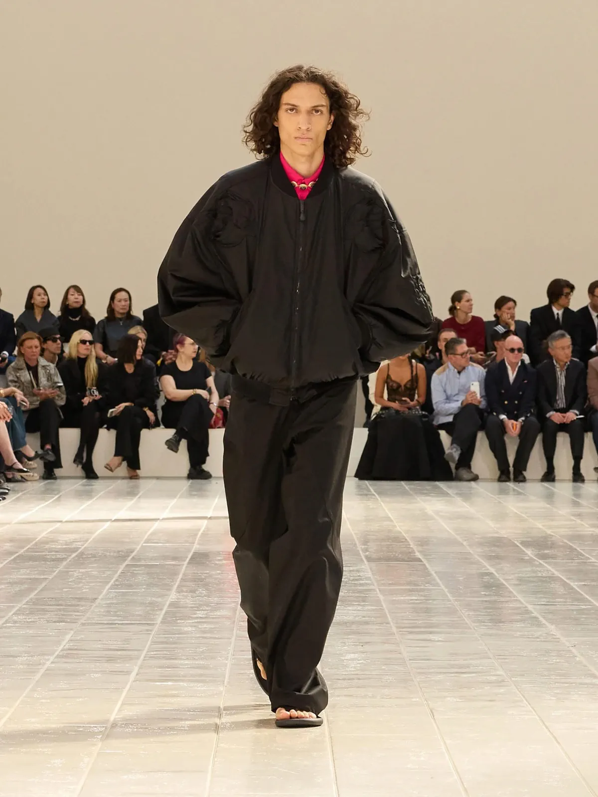 Balenciaga Spring Summer 2027 Paris Fashion Week 5 Balenciaga printemps 2027, la couture se glisse dans la chemise et le jean