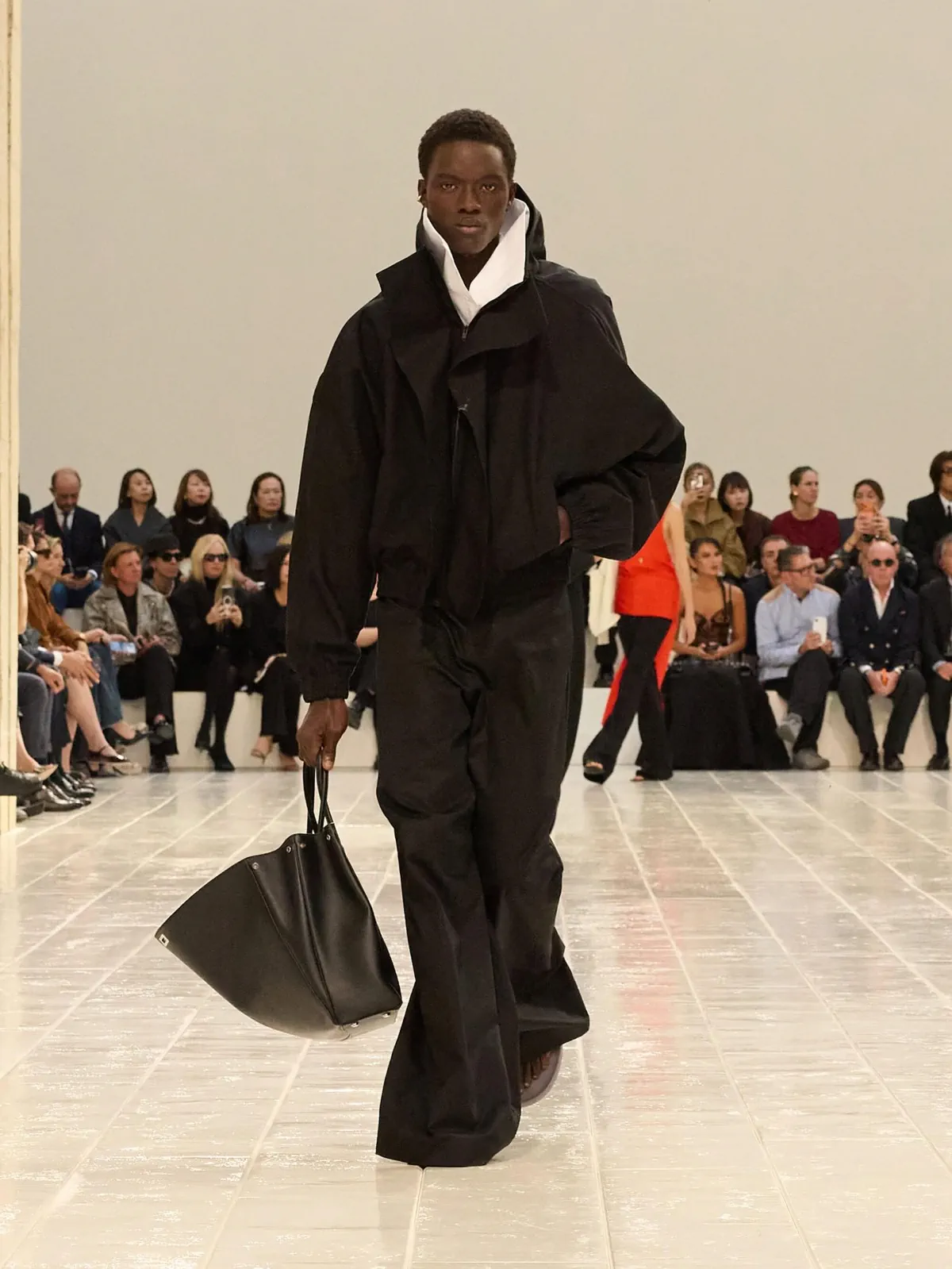 Balenciaga Spring Summer 2027 Paris Fashion Week 6 Balenciaga printemps 2027, la couture se glisse dans la chemise et le jean