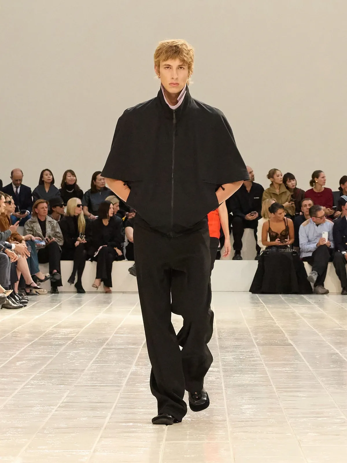 Balenciaga Spring Summer 2027 Paris Fashion Week 7 Balenciaga printemps 2027, la couture se glisse dans la chemise et le jean